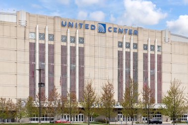 Chicago, IL, ABD - 25 Nisan 2024: Birleşik Merkez, 1994 'te açıldı, Chicago' nun en büyük kapalı eğlence mekanıdır ve Chicago Blackhawks ve Bulls 'un evidir..