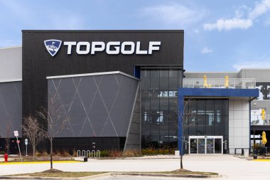 Schaumburg, IL, ABD - 27 Mart 2024: TopGolf birçok katlı golf sahalarına sahiptir ve her yaşın eğlenebileceği eğlenceli bir eğlence merkezidir.