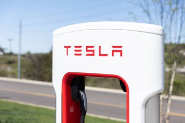 Sevierville, TN, ABD - 13 Nisan 2024: Aracı olmayan beyaz ve kırmızı Tesla şarj istasyonunun kapatılması.