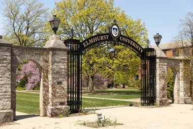 Elmhurst, IL, ABD - 27 Nisan 2023: Elmhurst Üniversitesi, 1871 yılında kurulan ve Birleşik İsa Kilisesi 'ne bağlı özel bir liberal sanat kurumudur..
