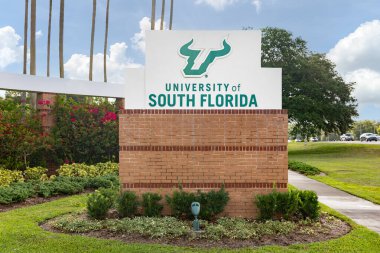 Tampa, FL, ABD - 29 Mayıs 2024: Güney Florida Üniversitesi, Tampa, FL 'de bulunan bir devlet araştırma üniversitesidir. Maskotları Bulls..