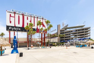 Tampa, FL, ABD - 29 Mayıs 2024: Raymond James Stadyumu Tampa Bay Buccaneers ve South Florida Üniversitesi NCAA futbol takımlarına ev sahipliği yapmaktadır. Suzuki Deniz Kapısı Girişi.