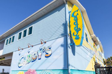 Madeira Beach, FL, ABD - 27 Mayıs 2024: Caddy 's Waterfront Restaurant, Körfez kıyısı sahilleri boyunca yiyecek, içecek ve gün batımları olan bir restoran grubu..