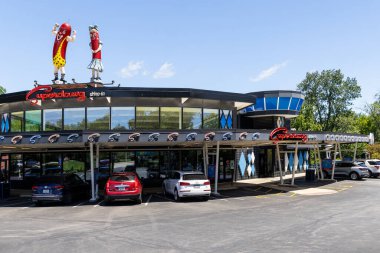 Wheeling, IL, ABD - 7 Haziran 2024: Superdawg Drive-in, 1948 yılında kurulan bir aile restoranıdır..