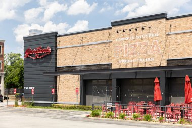 Oakbrook Terrace, IL, ABD - 17 Haziran 2024: Giordano 's Pizza, İtalyan pizza zinciri..