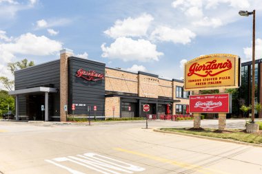 Oakbrook Terrace, IL, ABD - 17 Haziran 2024: Giordano 's Pizza, İtalyan pizza zinciri..