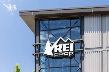Vernon Hills, IL, ABD - 26 Haziran 2024: REI, Amerika Birleşik Devletleri 'nde 180' den fazla konumu bulunan geniş bir spor ürününe sahip bir açık hava ürünüdür..