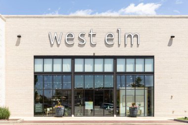 Vernon Hills, IL, ABD - 26 Haziran 2024 - West Elm, Williams-Sonoma, Inc. 'nin sahip olduğu modern mobilya tasarımları ve diğer ev eşyaları..