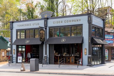 Gatlinburg, TN, ABD - 16 Nisan 2024: Tennessee Stud Cider, Yee-Haw Bira Fabrikası 'nın bir damıtma tesisidir..