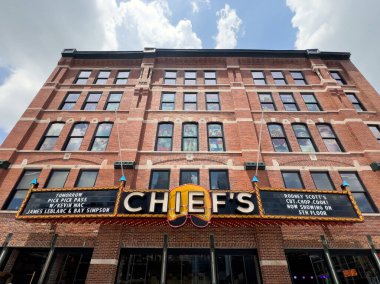 Nashville, TN, ABD - 29 Haziran 2024: Chiefs On Broadway, Eric Churchs bar and restaurant, Nashville şehir merkezindeki Broadway Street 'e eklenen en yeni barlardan biridir..