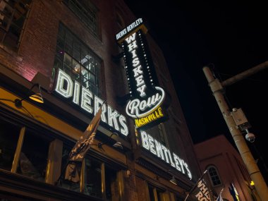 Nashville, TN, ABD - 30 Haziran 2024: Dierks Bentley 's Whiskey Row, Nashville şehir merkezindeki Broadway Caddesi' nde yer alan ve konuklar için yemek, likör ve çeşitli seviyelerde müzik çalan şehir..