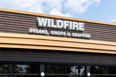 Schaumburg, IL, ABD - 12 Temmuz 2024: Wildfire Restaurant Illinois, Minnesota ve Virginia 'da biftek, pirzola ve deniz ürünleri satan bir et lokantasıdır..