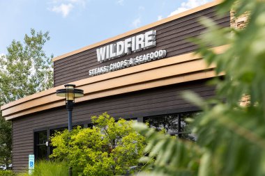 Schaumburg, IL, ABD - 12 Temmuz 2024: Wildfire Restaurant Illinois, Minnesota ve Virginia 'da biftek, pirzola ve deniz ürünleri satan bir et lokantasıdır..