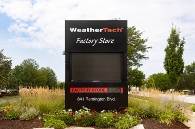 Bolingbrook, IL, ABD - 5 Ağustos 2024: WeatherTech yüksek kaliteli otomotiv koruma ürünleri üretiyor ve Amerika 'da üretilmekle övünüyor.