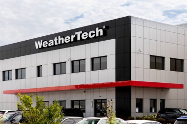 Bolingbrook, IL, ABD - 5 Ağustos 2024: WeatherTech yüksek kaliteli otomotiv koruma ürünleri üretiyor ve Amerika 'da üretilmekle övünüyor.