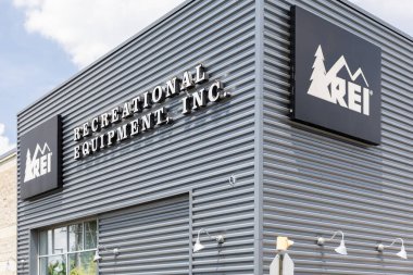 Oakbrook Terrace, IL, ABD - 17 Haziran 2024: REI, Amerika Birleşik Devletleri 'nde 180' den fazla konumu bulunan geniş bir spor ürününe sahip bir açık hava ve spor ürünüdür..