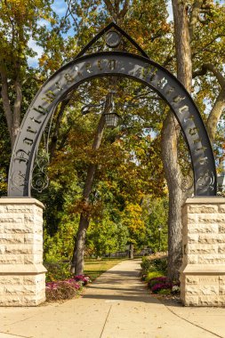 Evanston, IL, ABD - 23 Ekim 2023: Northwestern Üniversitesi 'nin Weber Arch' ı 1993 yılında inşa edildi ve üniversitenin güzel kampüsünün kapısı olarak kabul edilir..