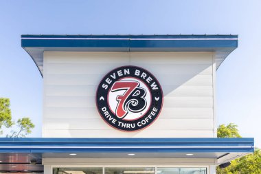 Kenosha, WI, ABD - 10 Ağustos 2024 - 7 Brew, kişiselleştirilebilir kahve, enerji içecekleri ve smoothie kombinasyonları yapmasıyla bilinen bir Amerikan kahve zinciri..