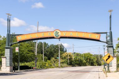 Milwaukee, WI, ABD - 10 Ağustos 2024: Miller Brewing Co., Molson Coors 'a ait, Frederick J. Miller tarafından kurulduktan sonra 1860 yılından beri Milwaukee fabrikalarında demleniyor..