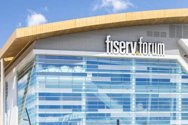 Milwaukee, WI, ABD - 10 Ağustos 2024: Fiserv Forum Milwaukee şehir merkezinde Milwaukee Bucks ve Marquette Golden Eagles basketbol takımlarına ev sahipliği yapan çok amaçlı bir arena..