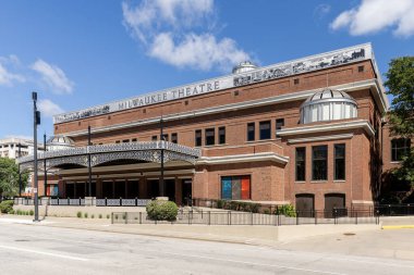 Milwaukee, WI, ABD - 10 Ağustos 2024: Milwaukee Tiyatrosu Miller High Life Tiyatrosu olarak değiştirildi. Mekan 1909 'dan beri açık ve aslında Milwaukee Oditoryumu' ydu..