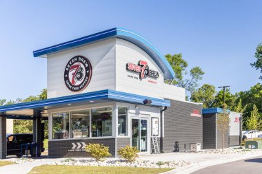 Kenosha, WI, ABD - 10 Ağustos 2024 - 7 Brew, kişiselleştirilebilir kahve, enerji içecekleri ve smoothie kombinasyonları yapmasıyla bilinen bir Amerikan kahve zinciri..