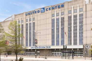 Chicago, IL, ABD - 25 Nisan 2024: Birleşik Merkez, 1994 'te açıldı, Chicago' nun en büyük kapalı eğlence mekanıdır ve Chicago Blackhawks ve Bulls 'un evidir..