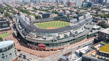 Chicago, IL, ABD - 14 Ağustos 2024: Chicago Wrigleyville semtindeki Chicago Cubs 'ın Wrigley Field Stadyumu.