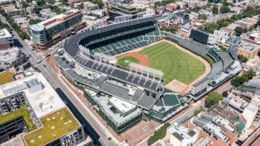Chicago, IL, ABD - 14 Ağustos 2024: Chicago Wrigleyville semtindeki Chicago Cubs 'ın Wrigley Field Stadyumu.