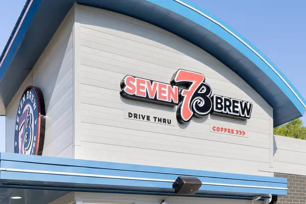 stock image Kenosha, WI, USA - August 10, 2024: 7 Brew is an American drive-thru coffee chain known for being able to make customizable coffee, energy drinks, and smoothie combinations.