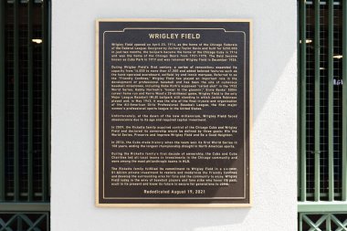 Chicago, IL, ABD - 14 Ağustos 2024: Wrigleyville mahallesindeki Chicago Cubs 'ın Chicago Wrigley Field Stadyumu.