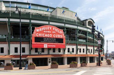 Chicago, IL, ABD - 14 Ağustos 2024: Wrigleyville mahallesindeki Chicago Cubs 'ın Chicago Wrigley Field Stadyumu.