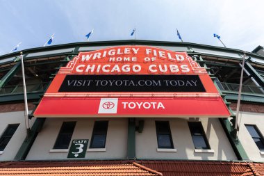 Chicago, IL, ABD - 14 Ağustos 2024: Wrigleyville mahallesindeki Chicago Cubs 'ın Chicago Wrigley Field Stadyumu.
