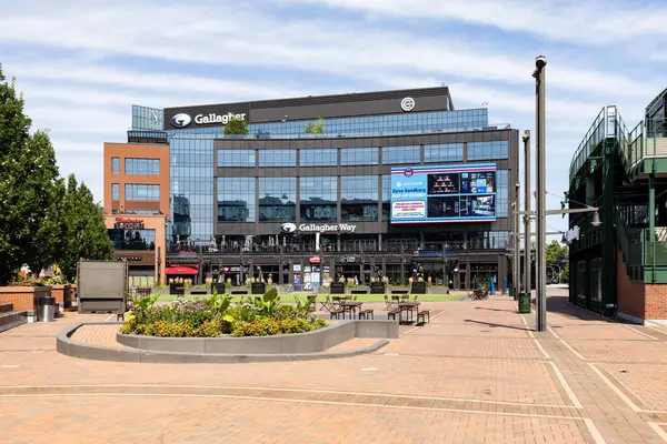 Chicago, IL, ABD - 14 Ağustos 2024: Gallagher Yolu Wrigley Field 'ın dışında Chicago Cubs temalı restoranlar ve mağazaların yanı sıra hayranların toplanması için büyük bir alan.