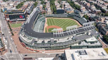 Chicago, IL, ABD - 14 Ağustos 2024: Chicago Wrigleyville semtindeki Chicago Cubs 'ın Wrigley Field Stadyumu.