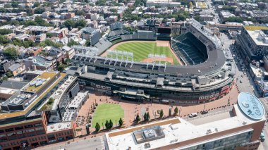Chicago, IL, ABD - 14 Ağustos 2024: Chicago Wrigleyville semtindeki Chicago Cubs 'ın Wrigley Field Stadyumu.