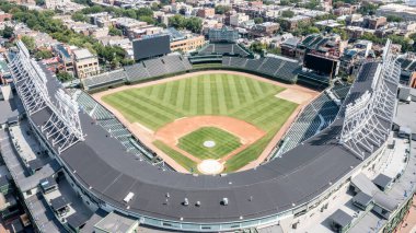 Chicago, IL, ABD - 14 Ağustos 2024: Chicago Wrigleyville semtindeki Chicago Cubs 'ın Wrigley Field Stadyumu.