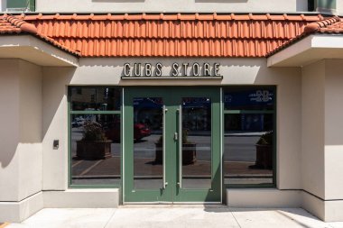 Chicago, IL, ABD - 14 Ağustos 2024: Chicago Cubs mağazası Wrigley Field, Chicago 'da. Mağaza Addison Caddesi 'ndeki beyzbol sahasının kenarında yer almaktadır..