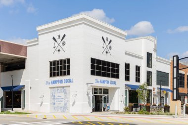 Burr Ridge, IL, ABD - 19 Ağustos 2024: The Hampton Social, Parker Konukseverlik 'in sahibi olduğu kıyı restoranı ve bar zinciri..