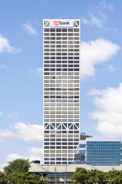 Milwaukee, WI, ABD - 10 Ağustos 2024: ABD Merkez Bankası Milwaukee 'de yer alan bir gökdelendir.. 