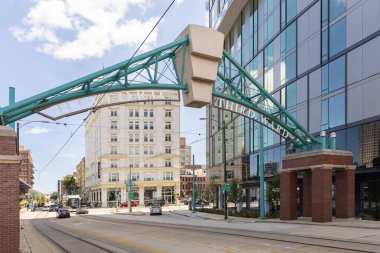 Milwaukee, WI, ABD - 10 Ağustos 2024: Milwaukee şehir merkezindeki Tarihi Üçüncü Koğuş sanat galerileri, alışveriş, restoranlar ve sahne sanatları merkezleriyle doludur..