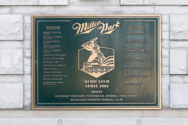 Milwaukee, WI, ABD - 10 Ağustos 2024: American Family Field, Major League Baseball Ligi 'nden Milwaukee Brewers' ın evidir. Stadyum daha önce Miller Park olarak biliniyordu..