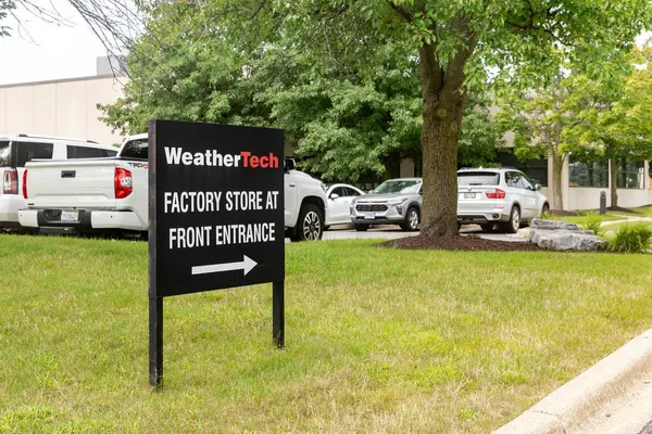 Bolingbrook, IL, ABD - 5 Ağustos 2024: WeatherTech yüksek kaliteli otomotiv koruma ürünleri üretiyor ve Amerika 'da üretilmekle övünüyor.