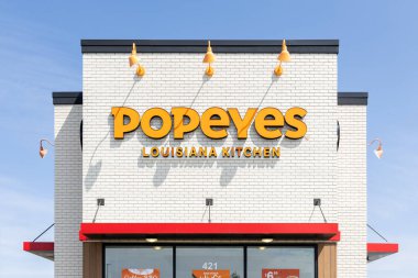 Romeoville, IL, ABD - 22 Ağustos 2024: Popeyes Louisiana Kitchen, Inc. dünya çapında yerleri olan bir kızarmış tavuk restoranıdır..