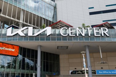 Orlando, FL, ABD - 24 Ağustos 2024: The Kia Center, eski adıyla Amway Center, Orlando şehir merkezinde yer alan ve NBA 'in Orlando Magic' e ev sahipliği yapan çok amaçlı bir arena..