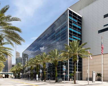 Orlando, FL, ABD - 24 Ağustos 2024: The Kia Center, eski adıyla Amway Center, Orlando şehir merkezinde yer alan ve NBA 'in Orlando Magic' e ev sahipliği yapan çok amaçlı bir arena..