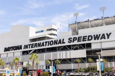Daytona Sahili, FL, ABD - 24 Ağustos 2024: Daytona Uluslararası Yarış Pisti Daytona Sahili 'nde Daytona 500' ün yanı sıra diğer yarışlara ve eğlenceye ev sahipliği yapan bir yarış pisti..