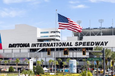 Daytona Sahili, FL, ABD - 24 Ağustos 2024: Daytona Uluslararası Yarış Pisti Daytona Sahili 'nde Daytona 500' ün yanı sıra diğer yarışlara ve eğlenceye ev sahipliği yapan bir yarış pisti..