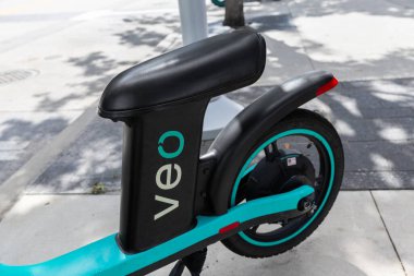 Orlando, FL, ABD - 24 Ağustos 2024: Veo, insanların kiralayacağı şehirlerde ve üniversitelerde ortak bisiklet ve scooterlarını sağlayan bir taşımacılık şirketidir..
