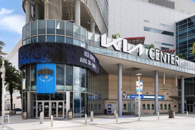 Orlando, FL, ABD - 24 Ağustos 2024: The Kia Center, eski adıyla Amway Center, Orlando şehir merkezinde yer alan ve NBA 'in Orlando Magic' e ev sahipliği yapan çok amaçlı bir arena..